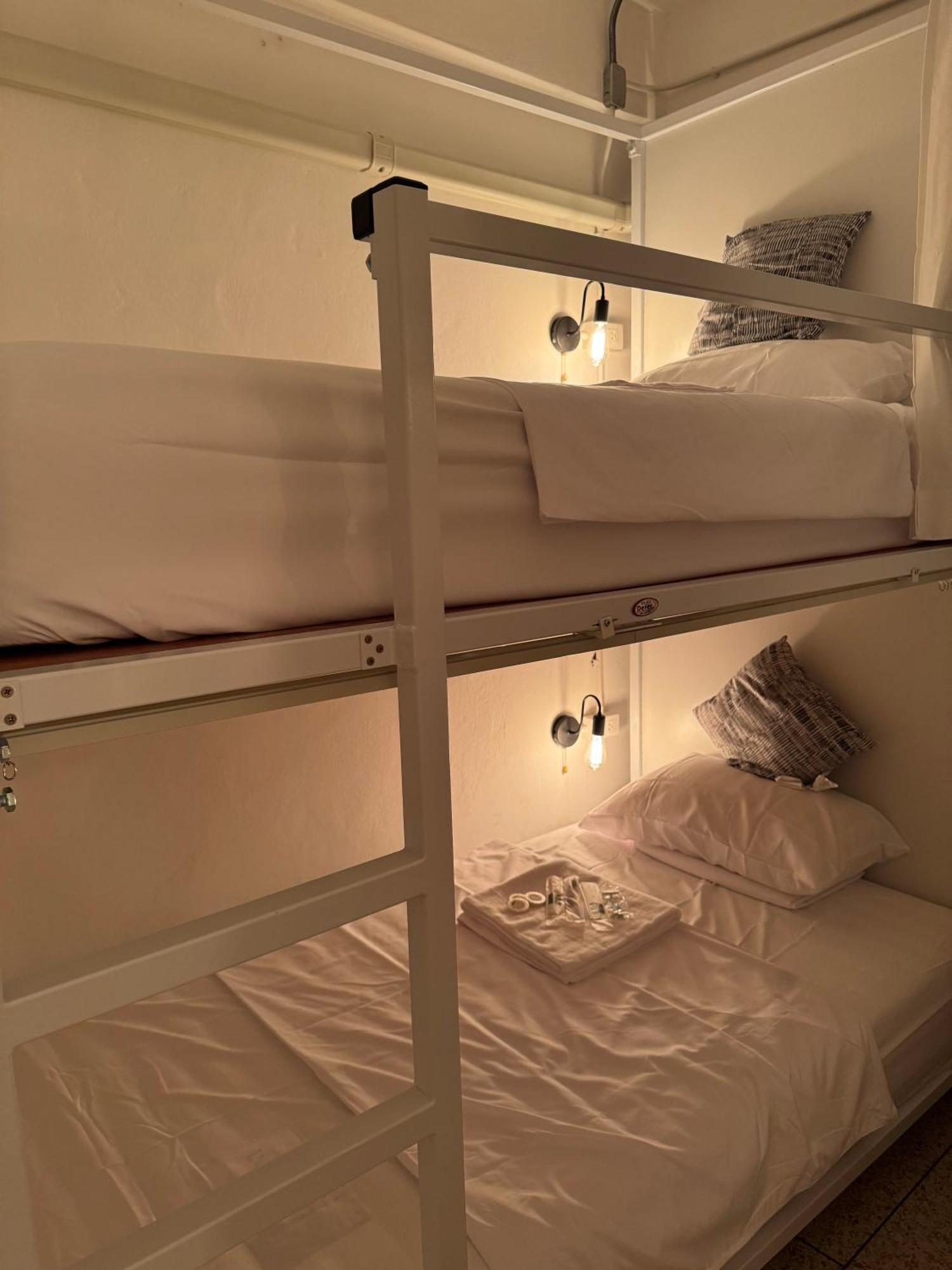Twenty Two Place Hostel - Sukhumvit 22 Bangkok Esterno foto