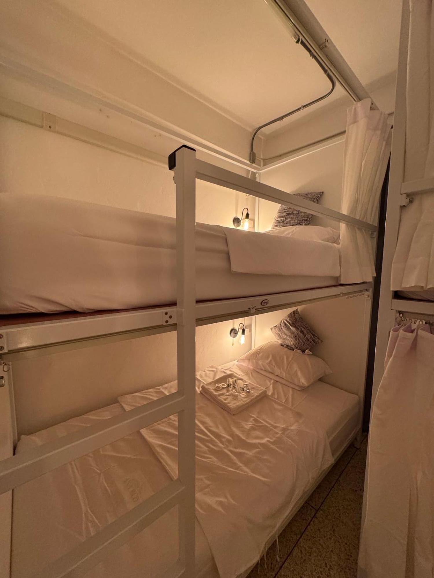 Twenty Two Place Hostel - Sukhumvit 22 Bangkok Esterno foto