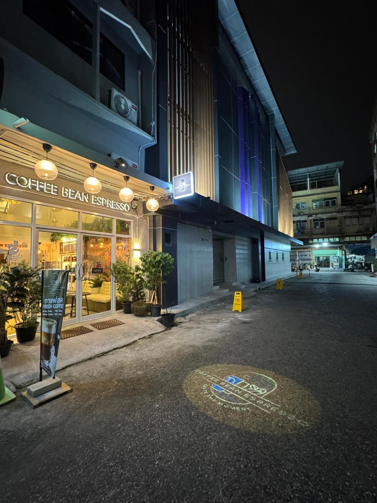 Twenty Two Place Hostel - Sukhumvit 22 Bangkok Esterno foto