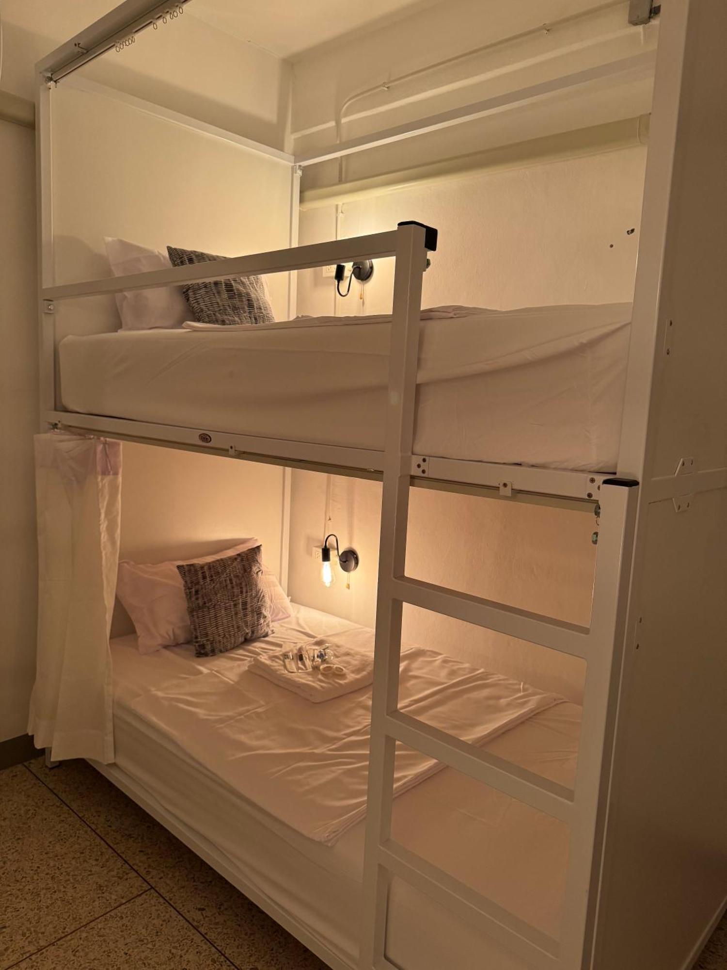 Twenty Two Place Hostel - Sukhumvit 22 Bangkok Esterno foto