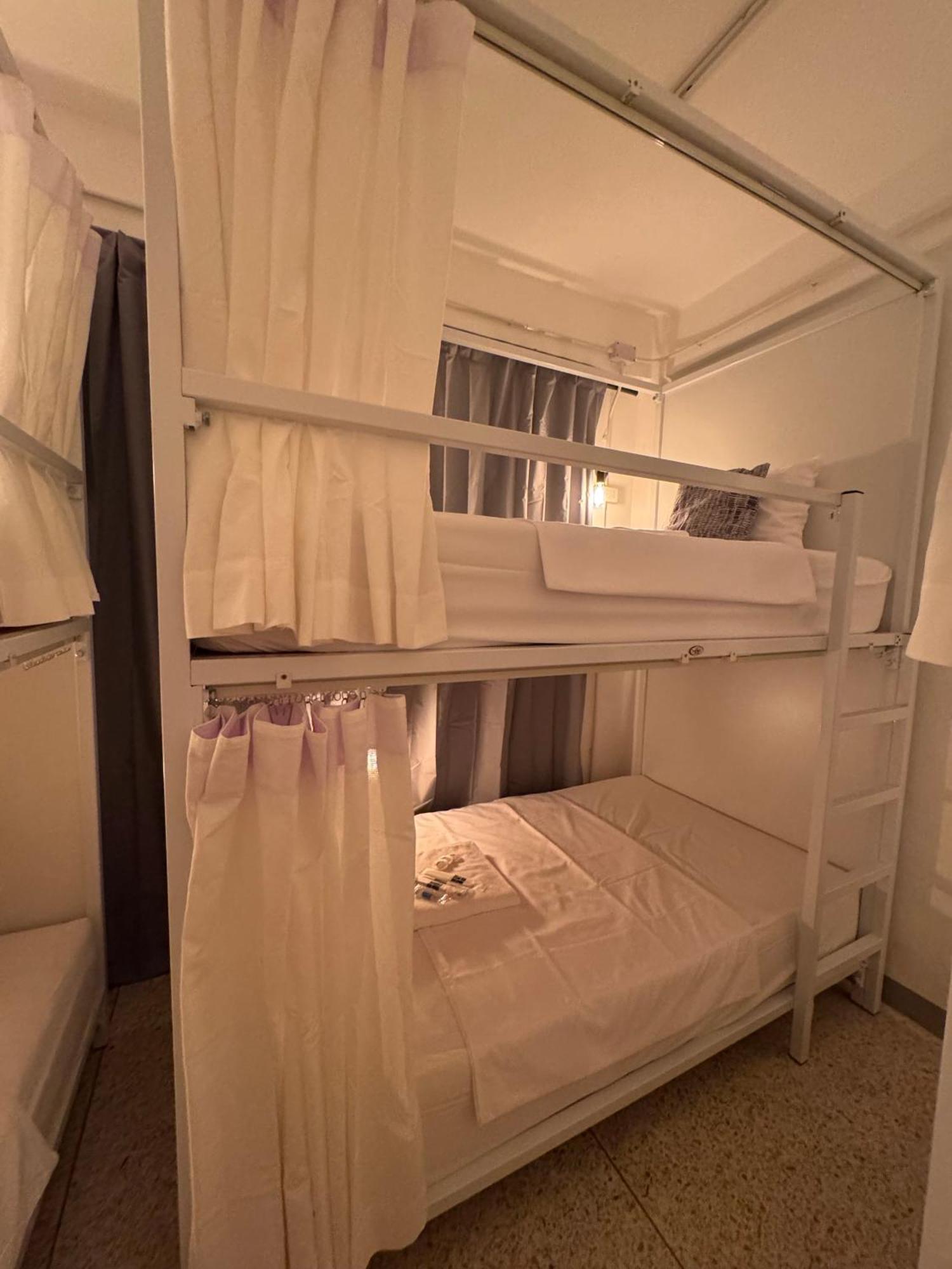 Twenty Two Place Hostel - Sukhumvit 22 Bangkok Esterno foto